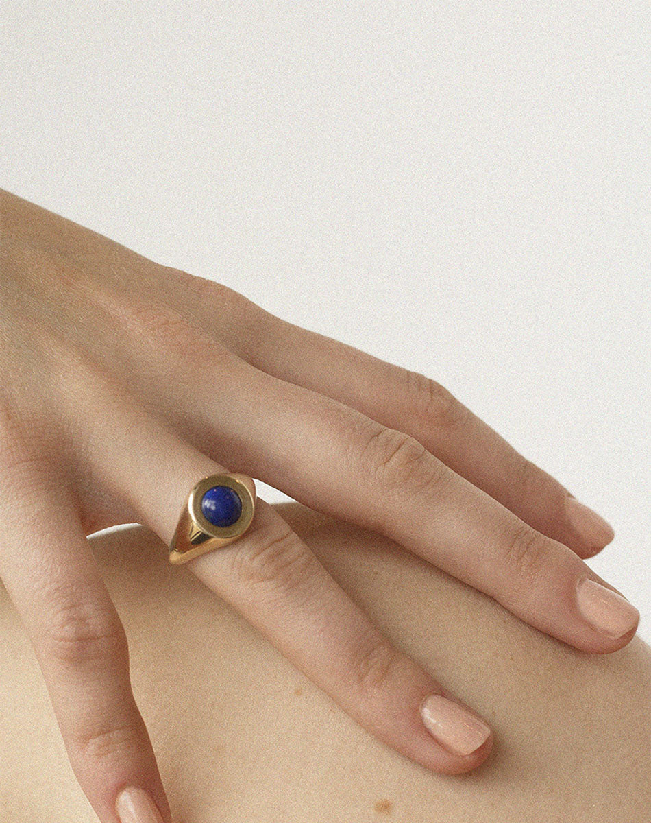 Silver stone set ring with lapis in centre